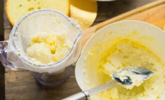 Using a mixer, beat condensed milk and butter. For more convenient work, use a pastry bag.