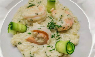 Add boiled or fried shrimp. Mix thoroughly again and serve, garnished with herbs, fresh cucumber or zucchini. Bon appetit! 