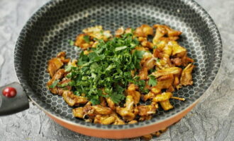 In a second frying pan, in heated oil, fry the remaining mushrooms along with chopped garlic over high heat. A minute before readiness, sprinkle with chopped parsley and stir. 