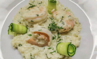 Finally, add the shrimp, stir, and keep the risotto on the stove for another 3 minutes. Then it can be served.