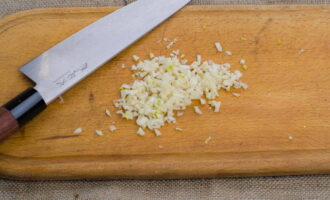 How to cook unpeeled shrimp in a saucepan? We peel the garlic and chop it, but not completely into dust, since after cooking we will throw it away. 