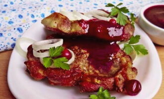 Simmer the sauce over low heat for 20 minutes, stirring occasionally. The lingonberry sauce turns out thick and aromatic, store it in the refrigerator.