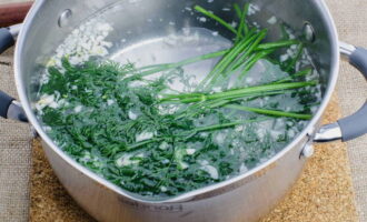 Pour 2.5 liters of purified water into a saucepan or saucepan of a suitable size and add dill, chopped garlic cloves and salt there - bring to a boil.