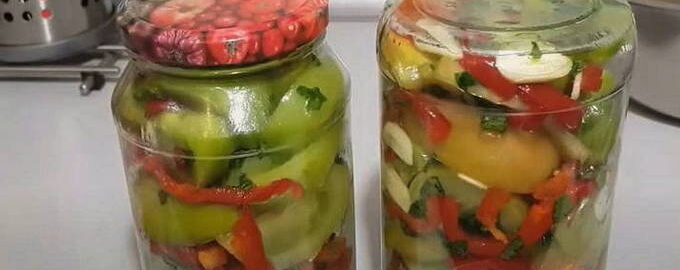 Tomates verdes en escabeche para el invierno.