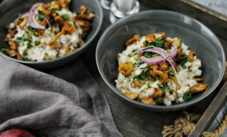 After 10-15 minutes, place into bowls, decorate with fried chanterelles and herbs and serve. Bon appetit! 