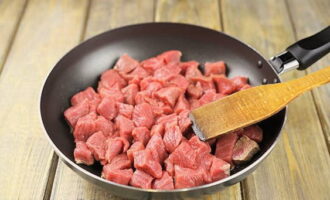 How to cook beef stew with gravy in a frying pan? We wash and dry the beef, then cut it into small pieces. Heat the oil in a frying pan and unload the meat onto it.