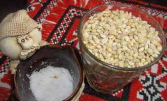 How to cook pearl barley porridge in a pan without soaking? Let's prepare the necessary ingredients.