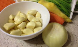 For the dressing, grind a piece of ginger root, garlic and onion on a grater or in a blender. 