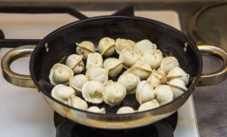 Place the dumplings in one layer so that there is some free space between them. Immediately stir them until they are coated on all sides with vegetable oil.