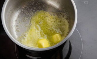 In a saucepan, mix the butter, which must first be softened, add olive oil to it, and cook the onion and garlic in the resulting mixture until they become transparent. 