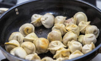 Fry the semi-finished product for several minutes on each side over medium heat, turning regularly so that the dumplings acquire a crispy crust.