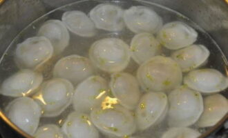 How to cook dumplings in the oven at home? We send the dumplings to boil until half cooked, then let them cool slightly.