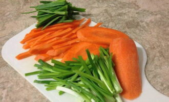 Cut the carrots into thin strips, green onions - by analogy with root vegetables. 