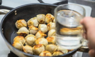 As soon as the dumplings are browned, pour about 1 liter of boiling water into the frying pan, salt and pepper them. The liquid should cover the contents of the pan by about half. Cook the dumplings covered over low heat until the water has completely evaporated. Periodically, dumplings need to be turned over for more even cooking. 