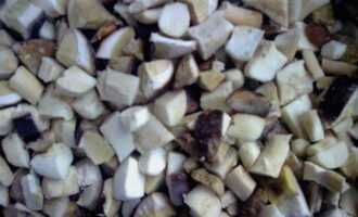 Cut the mushrooms into small cubes and add to the cereal. Fry for 2-4 minutes, and then pour the contents of the saucepan with white wine. It is important to stir the rice constantly to prevent it from burning.