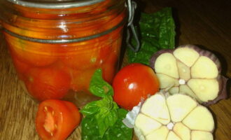 Tomato goreng buatan sendiri tanpa pensterilan sudah siap. Simpan dalam peti ais.