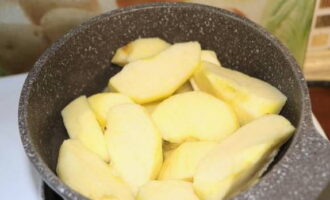 To make apple jam for the winter, peel the apples and chop them coarsely. Next, transfer to a saucepan with a thick bottom. Fill with water and place on the stove. Cook for approximately 30 minutes. In the ingredients, the weight of apples is indicated in its pure form.