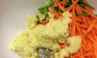 In a suitable sized container, mix carrots, green onions, chopped onion, garlic and ginger, as well as chilled rice flour jelly. Stir and add hot pepper flakes and the required amount of fish sauce. There is no need to add additional salt to the dressing because the fish sauce already contains enough salt. 