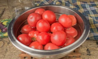 Bagaimana untuk menyediakan tomato dengan bahagian atas lobak merah untuk musim sejuk? Mari kita mulakan segera dengan memilih tomato yang sesuai untuk penjerukan dan membilasnya dalam jumlah air yang banyak. Selepas itu adalah lebih baik untuk meletakkannya di atas tuala kering supaya mereka tidak terlalu basah.