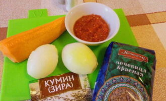 How to cook a simple and tasty lentil soup? Let's prepare all the ingredients right away. Peel and peel the carrots and onions and rinse under running water. Then cut the onions into small cubes.