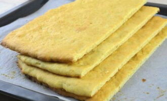 Biarkan produk roti pendek sejuk sedikit dan bahagikannya kepada beberapa bahagian.