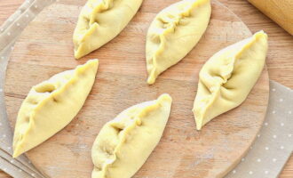 Then we give the pies a beautiful shape, fastening their edges as tightly as possible. You can add a little relief by flattening them with your fingers.