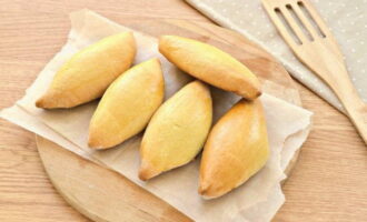 Place the pieces, seam side down, on a baking sheet lined with a sheet of parchment and bake for 30-40 minutes in an oven preheated to 180 degrees. In this case, after the first 15 minutes, remove them from the oven and coat them with beaten egg. This will make them smooth and even more appetizing.