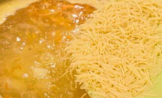 Boil the vegetables for about 5 minutes and add the vermicelli, mix well and leave to simmer over low heat for another 1-2 minutes.