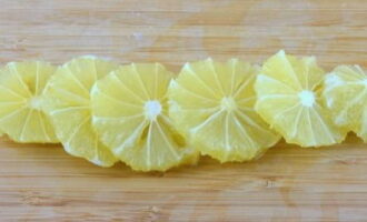 Cortar el resto de los limones sin piel en rodajas finas. Retire con cuidado las semillas.