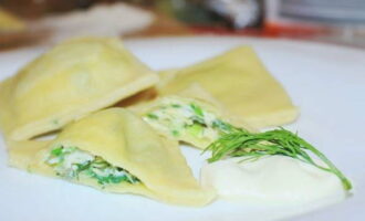 Juicy ravioli with cheese according to the Italian recipe is ready. You can serve it to the table!