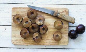 Come preparare una semplice marmellata di prugne per l'inverno? Ordinare le prugne, sciacquarle e asciugarle con carta assorbente. Tagliare ogni bacca a metà e rimuovere il nocciolo.