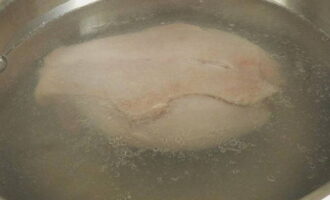 Place the washed breast in a saucepan and fill with purified water. Cook the meat on the stove until tender, about 30 minutes. The water must be salted to taste.