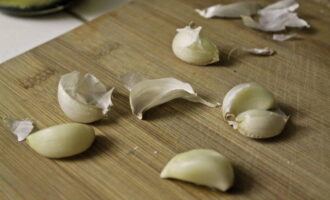 Remove the garlic cloves and cut them lengthwise. Rub the loaf slices with garlic halves to make the sandwiches more aromatic and tasty.