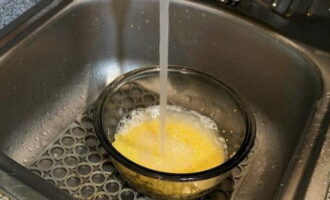 Then pour the cereal into a bowl and pour cold water into it.