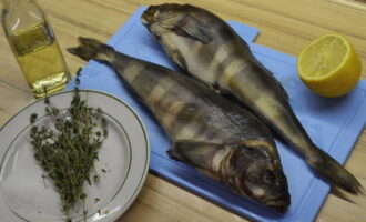 How to bake a delicious green salmon in the oven? Thaw the fish completely and wash it.