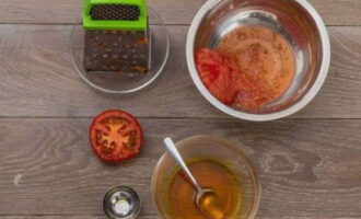 Divide the tomato into two halves and grate each half. Pour boiling water over the saffron and let it brew for 5 minutes.