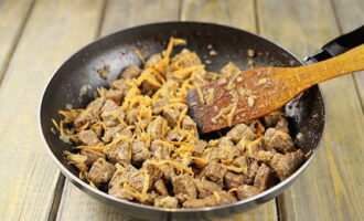 Grate the carrots on a coarse grater and also add to the beef. Mix everything well and fry for about 3 minutes.