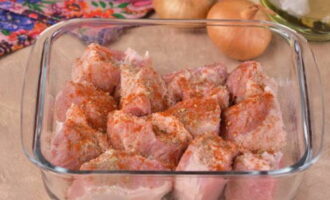 For color and aroma, generously sprinkle the meat with spices - coriander and sweet paprika. 