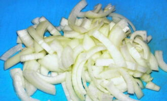 Cut the onion into thin half rings.