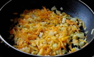 Before frying, the pan with oil should be heated. A couple of minutes later, we begin to fry the onions in a container, after 3-4 minutes we add carrots to the onions. Cook vegetables in a frying pan until soft.