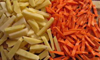 Peel, wash and chop the remaining carrots. We do the same with potatoes and send them to the boiling broth. After 10 minutes, add carrots to the potatoes.