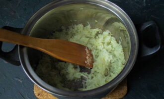 In a separate pan, fry the onions in butter.