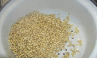 Place the pearl barley in a colander or sieve.