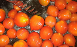 Panaskan kuali dengan minyak sayuran. Letakkan tomato yang telah dibasuh di sini. Goreng mereka selama kira-kira 7-10 minit, kacau perlahan-lahan.