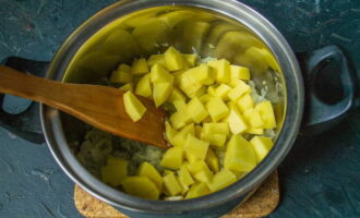 Buraya soyulmuş patates küplerini de koyuyoruz.