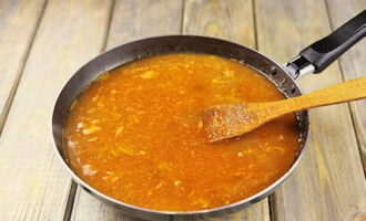 Pour water into the pan so that the meat is completely covered. Bring the liquid to a boil and reduce the heat. Cover the pan with a lid and simmer the meat for 40 minutes, adding water if necessary.