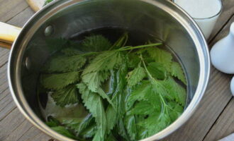 Place young nettles in a bowl. We wash it and tear off the leaves from the stem. Add the leaves to the soup, stir it and cover with a lid. Cook for 10 minutes.