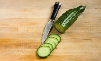 We wash the fresh cucumber. Cut off both ends and cut the vegetable into thin slices. Place 2 cucumber slices on each sandwich.