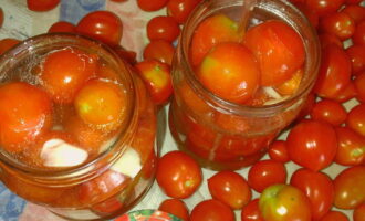 Segera letakkan tomato goreng dalam balang dan tuangkan air mendidih ke atasnya.