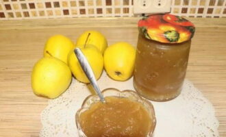 Immediately pour the hot apple jam into a sterilized jar, close the lid, cool and store in a cool place.